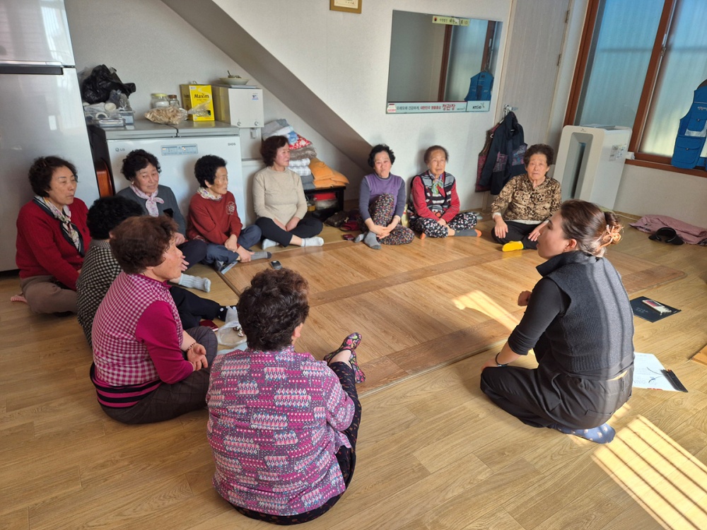 ▲여수시가 3월부터 11월까지 경로당과 마을회관 등 어르신 이용시설을 대상으로 ‘찾아가는 어르신 스마트폰 방문 교육’을 추진한다. ⓒ여수시