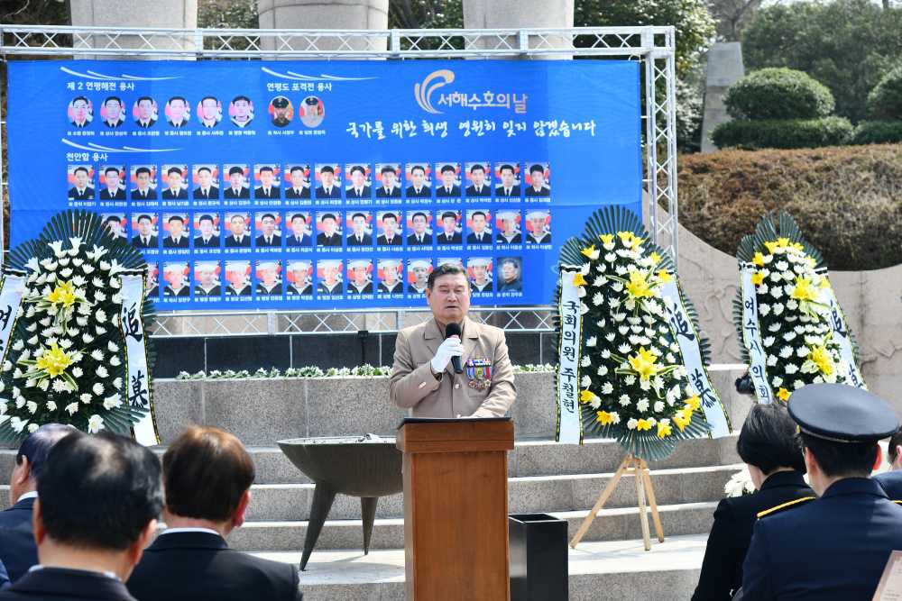 ▲고효주 서해수호의 날 기념 여수시민위원회 위원장이 27일 여수 자산호국공원 현충탑에서 열린 제11회 서해수호의 날 기념식에서 경과보고 ⓒ서해수호의날 기념 여수시민위원회