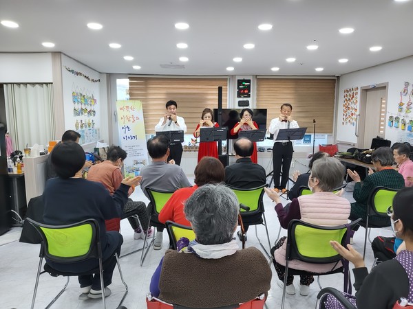 ▲ 늘푸른나래단 봉사단이 여수시다은노인복지센터에서 하모니카 공연을 진행하고 있다. ⓒ김연우