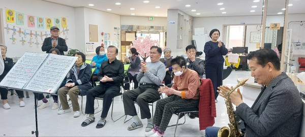 ▲ 정겹고 친숙한 곡들을 연주하며 어르신들의 마음 속 따뜻한 추억을 일깨웠다. ⓒ김연우