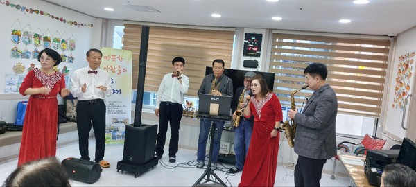 ▲늘푸른 나래단원들의 "울어라  열풍아~" 합주곡으로 행사를 성황리 마쳤다. ⓒ 김연우