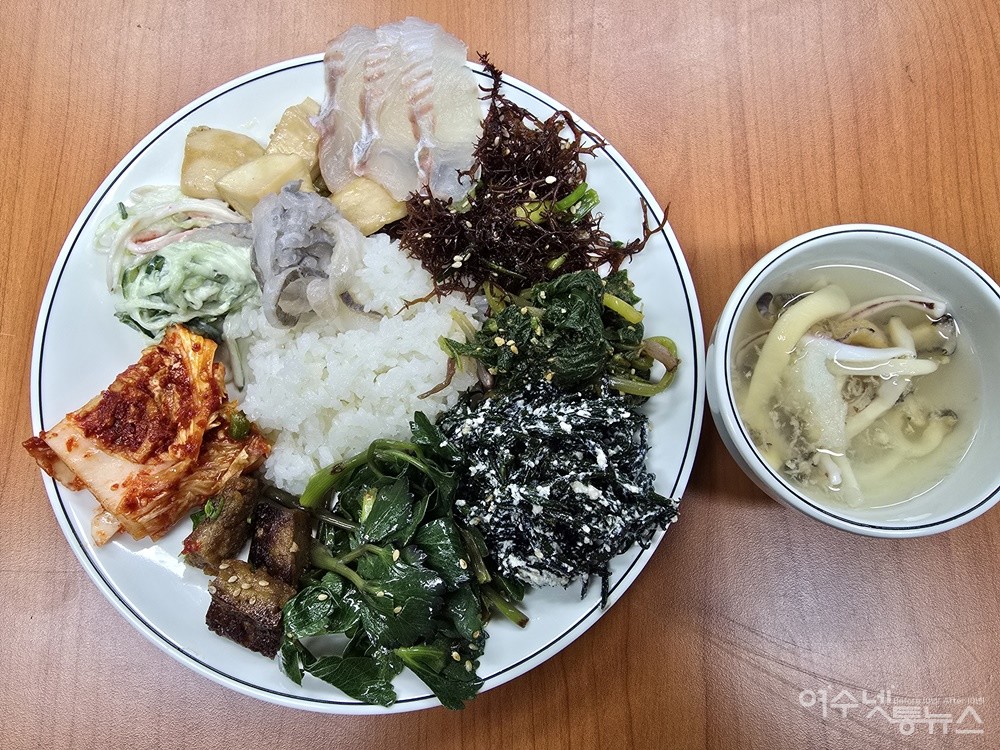 ▲ 여수 섬학교 섬밥상, 밥과 전복국수(뷔페식) ⓒ조찬현