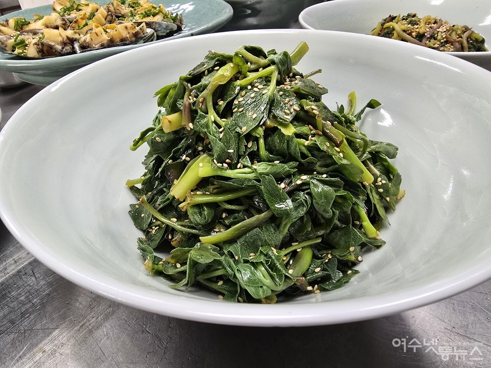 ▲ 여수 섬학교 섬밥상, 방풍나물  ⓒ조찬현