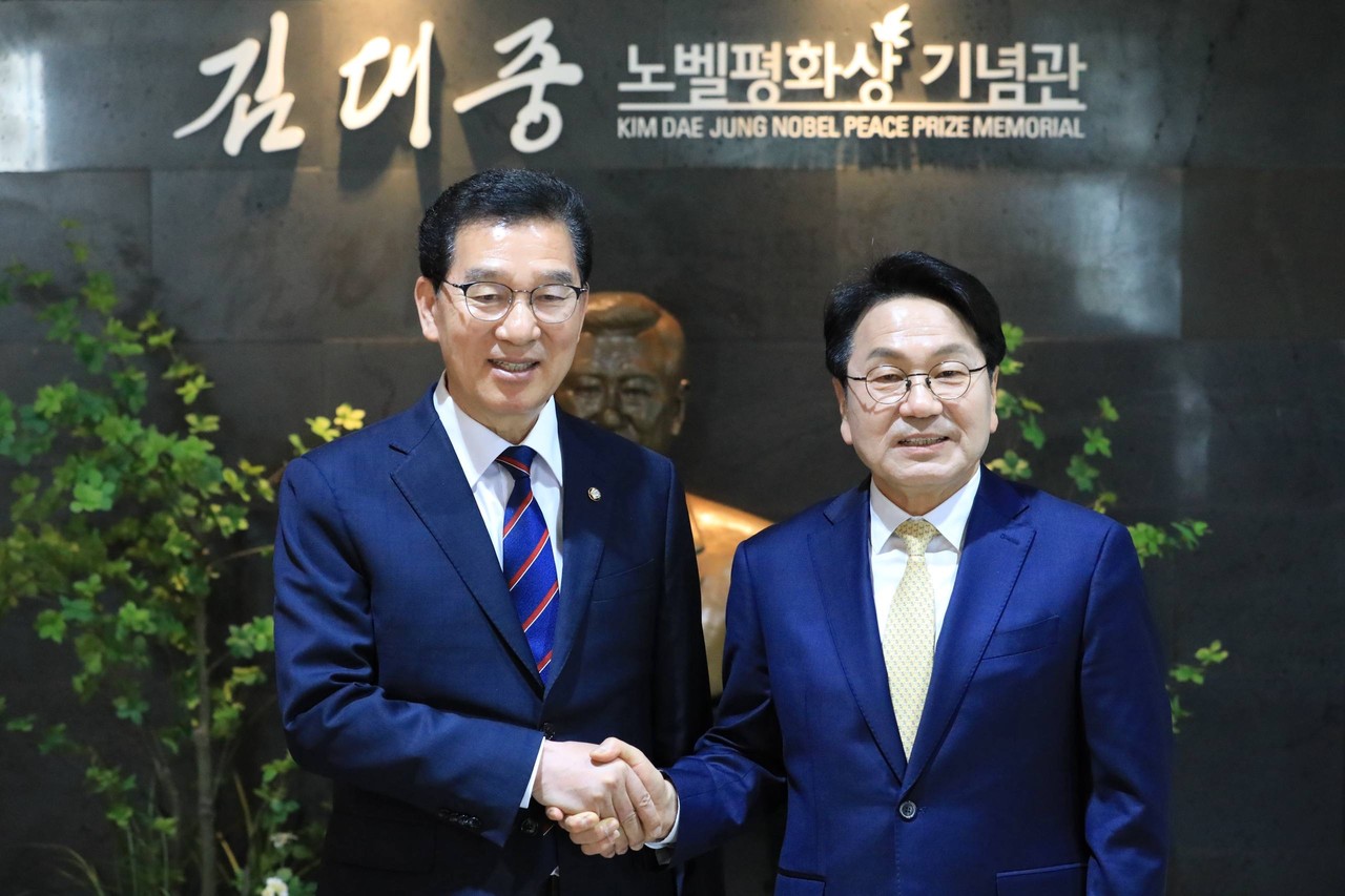 ▲ 더불어민주당 전남광주통합특별시장 경선에 나선 강기정 예비후보와 신정훈 예비후보가 27일 목포 김대중 노벨평화상 기념관에서 단일화를 선언하고 있다. ⓒ 강기정 후보 캠프