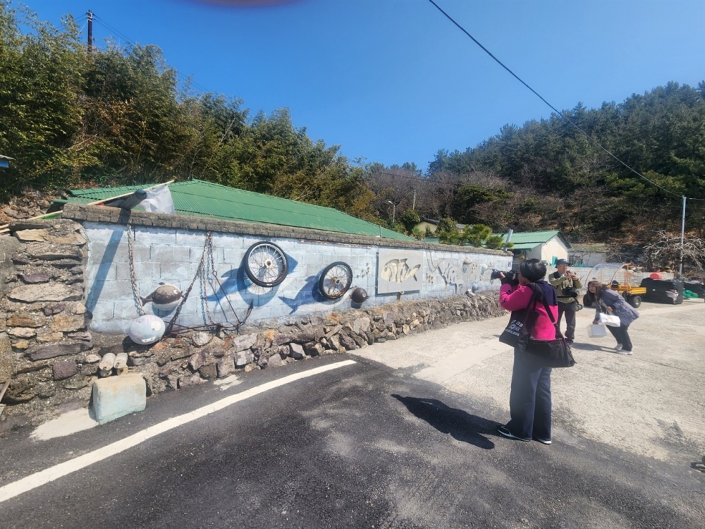 ▲ 소여자도 ？마을벽 설치미술 작품에 한컷 ⓒ김용자