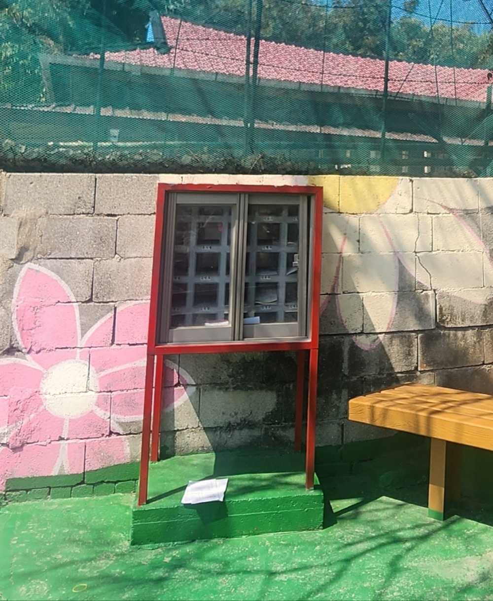 ▲ 섬의 공동 우체함마을 정자나무 밑에 세워 놓고서 공동으로 쓰고 있다 ⓒ김용자