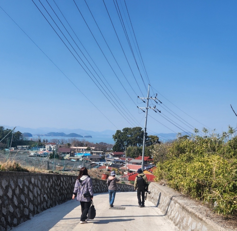 ▲ 대동마을로 접어든 일행들 ⓒ김용자