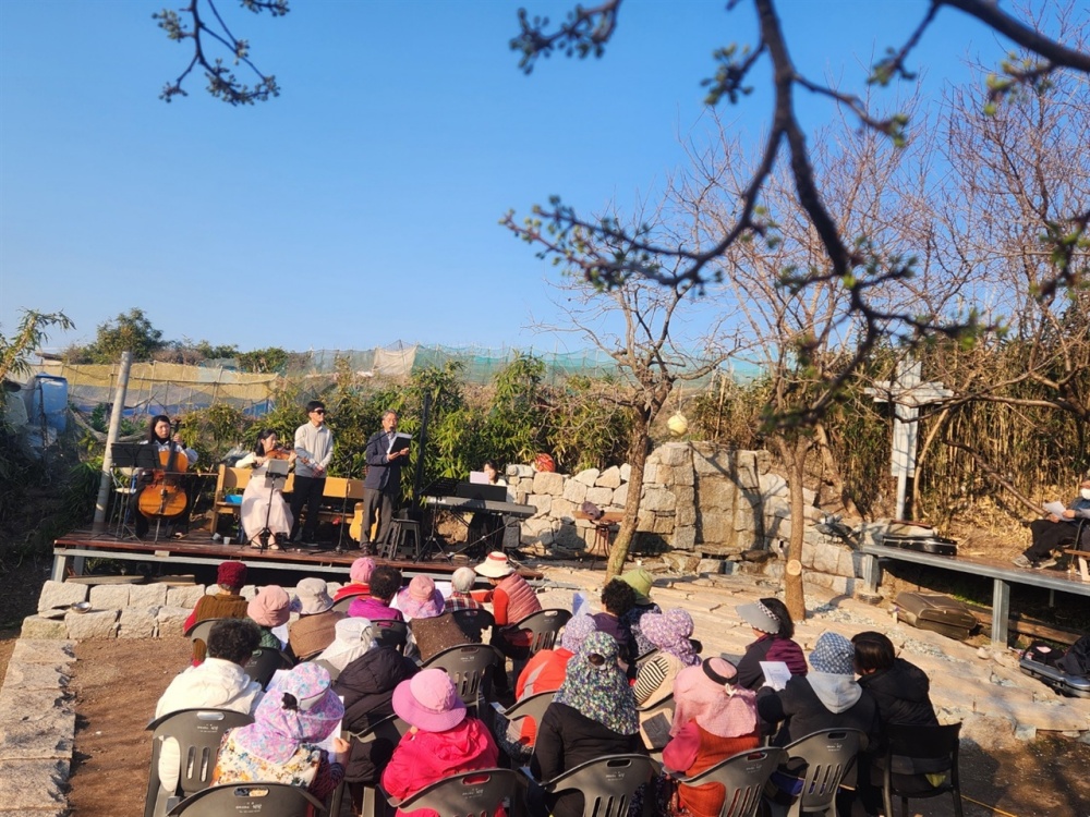 ▲산다이 동산 무대관객들에게 공연을 소개하는 목사님과 여수뮤지션 서포터즈 ⓒ김용자