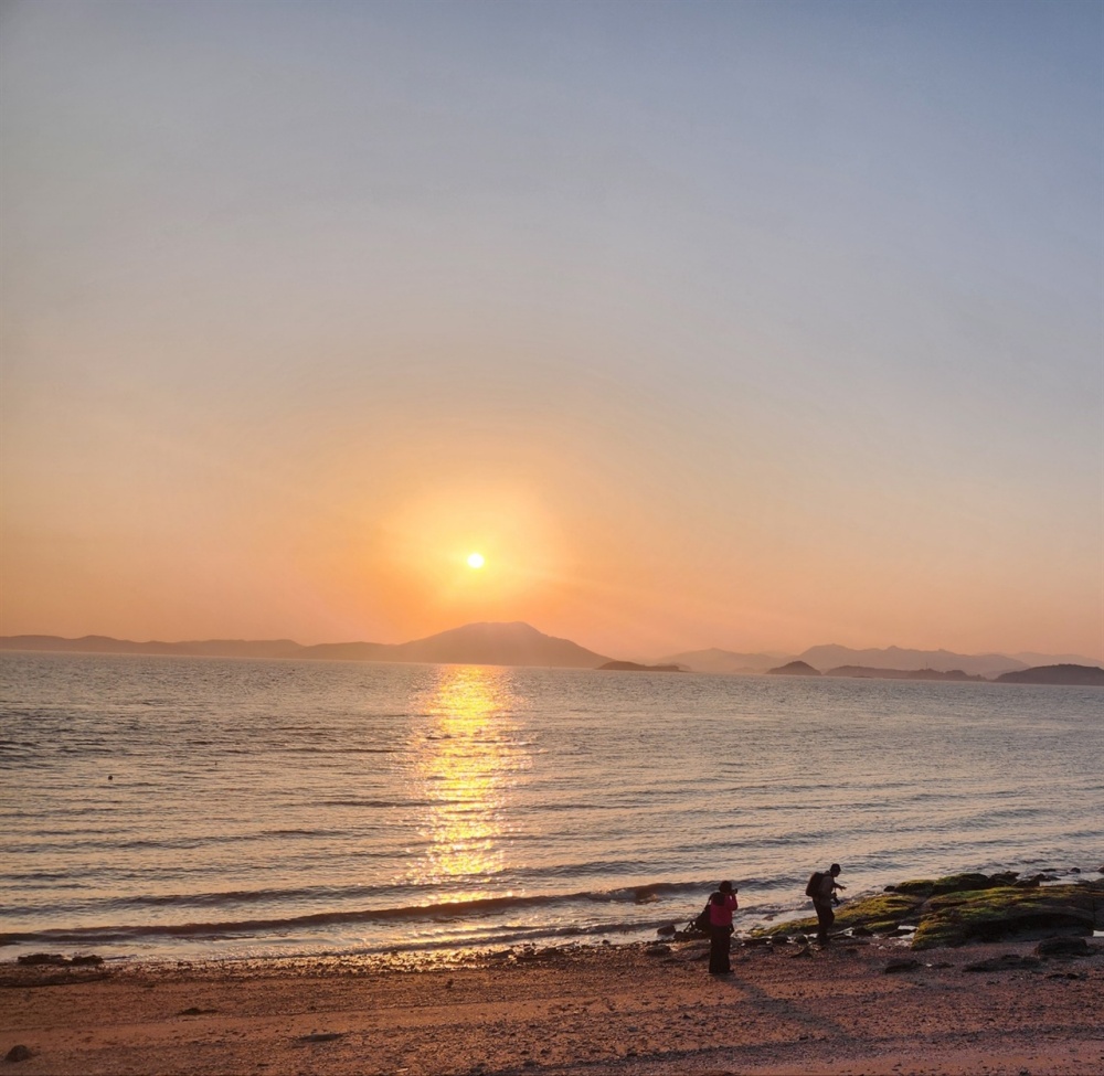 ▲여자도에서 노을빛을 사진에 담으려는 작가들 ⓒ김용자