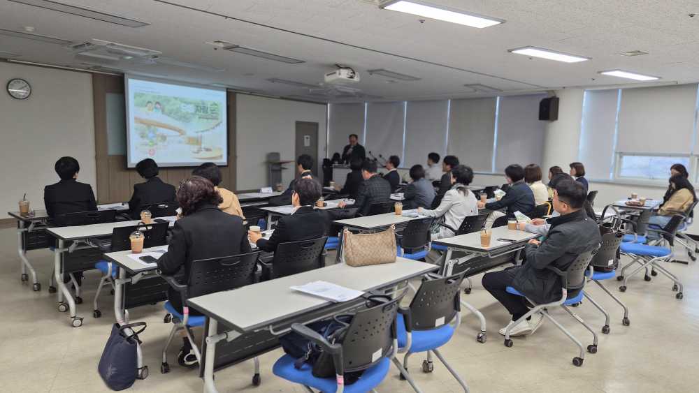 ▲ ‘(가칭)전라남도교육청유아숲놀이체험원 설계 용역 중간 보고회’에서 참석자들이 실내놀이터 공간 구성안을 논의하고 있다. ⓒ전라남도교육청