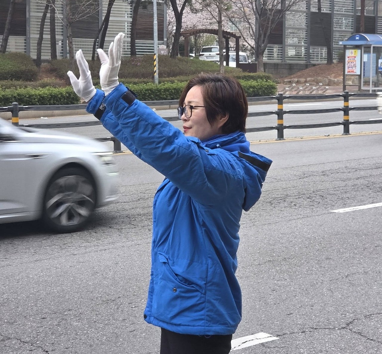 ▲ 이름 없는 파란 유니폼을 입고 거리 인사하는 정현주 여수시의원 ⓒ정현주 예비후보 페북 갈무리