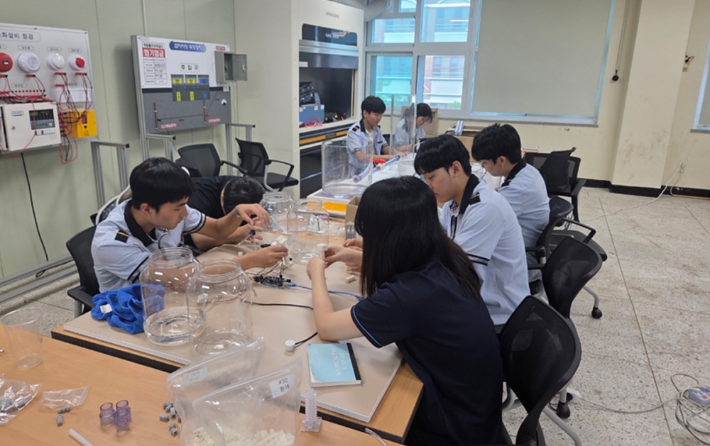 ▲여수석유화학고에서 증류탑 제작 관련 실습을 하고 있다. ⓒ여수시