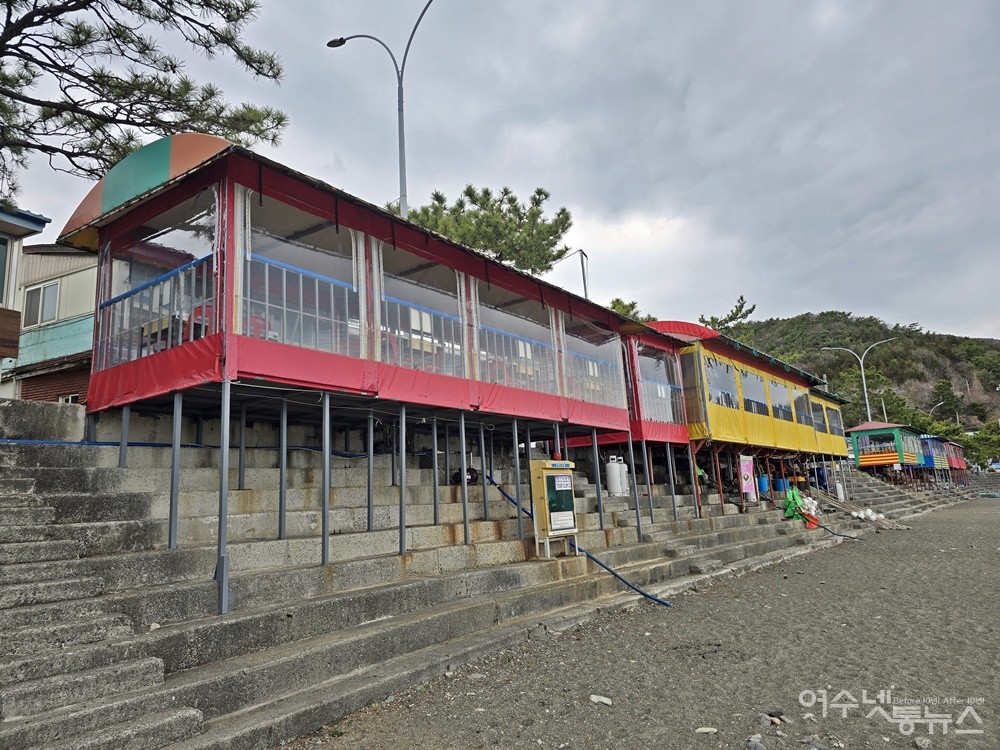 ▲ 여수 만성리 해변의 횟집과 식당 가설 건축물 ⓒ조찬현