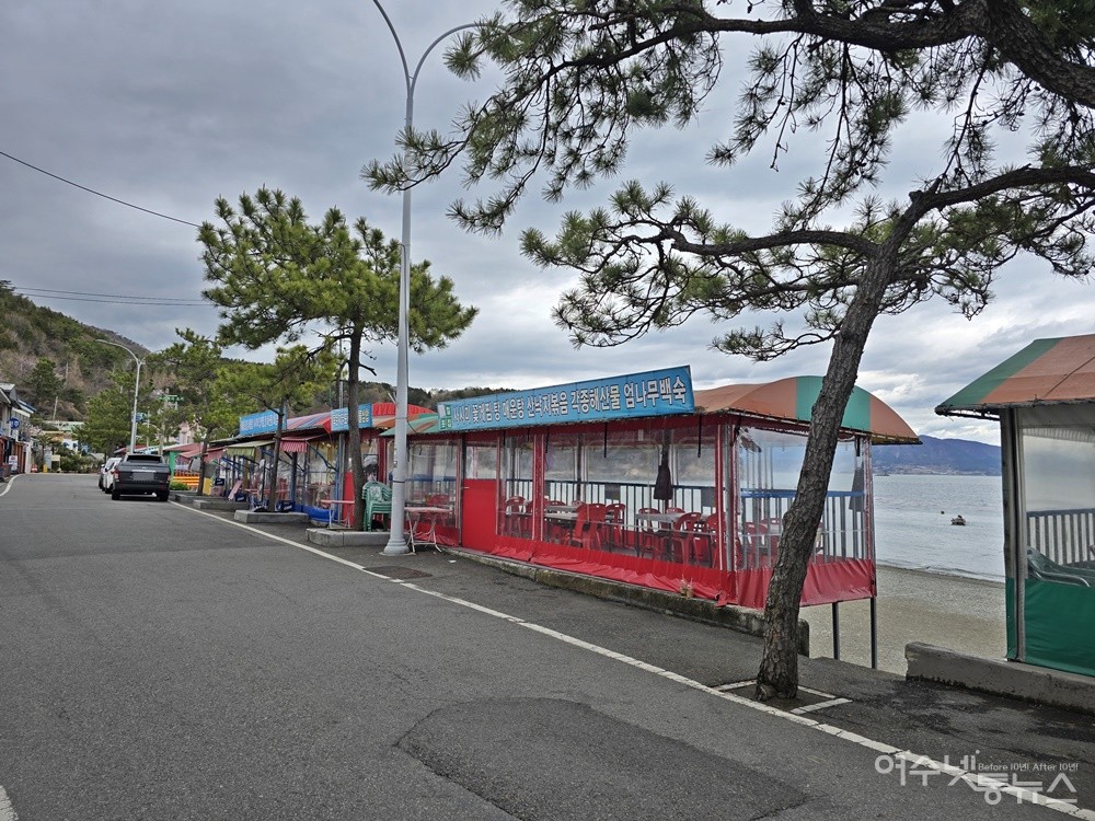▲ 여수 만성리 해변의 횟집과 식당 가설 건축물 ⓒ조찬현