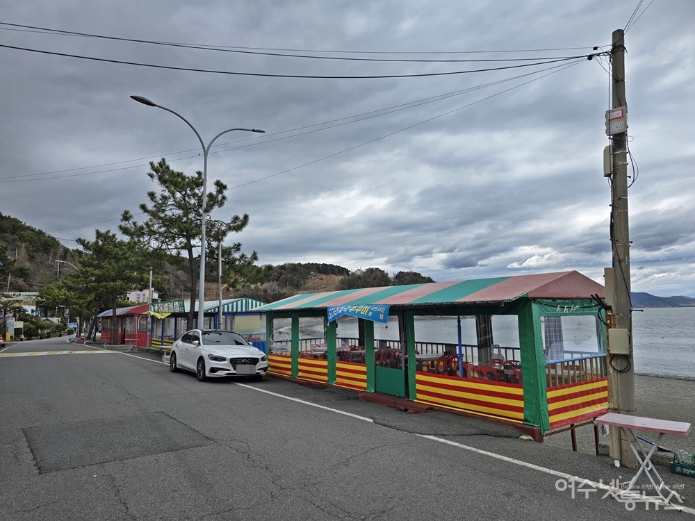 ▲ 여수 만성리 해변의 횟집과 식당 가설 건축물 ⓒ조찬현