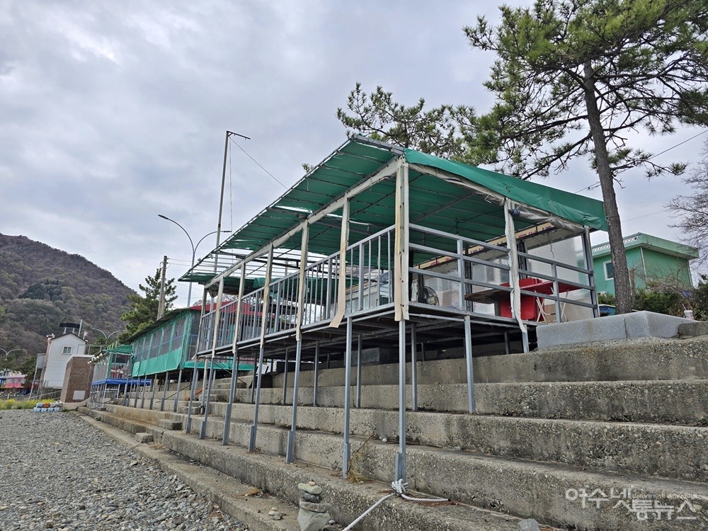 ▲ 여수 만성리 해변의 횟집과 식당 가설 건축물 ⓒ조찬현