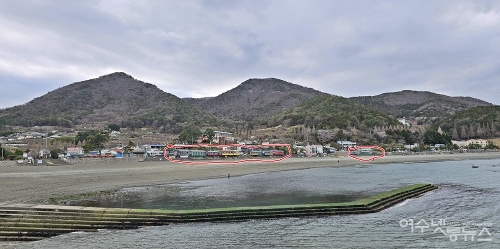 ▲ 방파제에서 바라본 여수 만성리 해변 전경 (빨간색 원 안은 가설 건축물) ⓒ조찬현