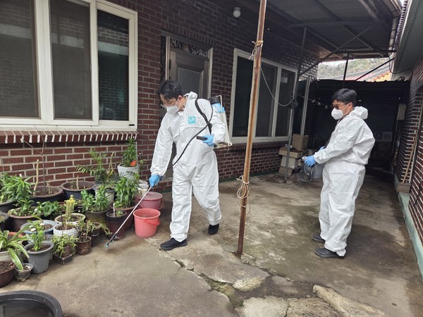 ▲ 2026년 이동복지관 ‘신나는 해피데이’에서 묘도 온동·도독마을 주민 거주지를 소독하는 중이다.