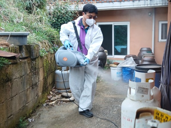 ▲ 2026년 이동복지관 ‘신나는 해피데이’에서 묘도 온동·도독마을 주민 거주지를 소독하는 중이다.