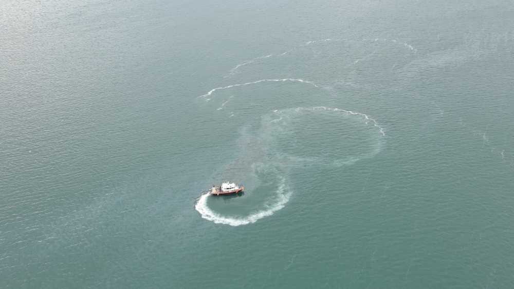 ▲ 여수해경 광양파출소 연안구조정이 방제중인 사진 ⓒ여수해양경찰서