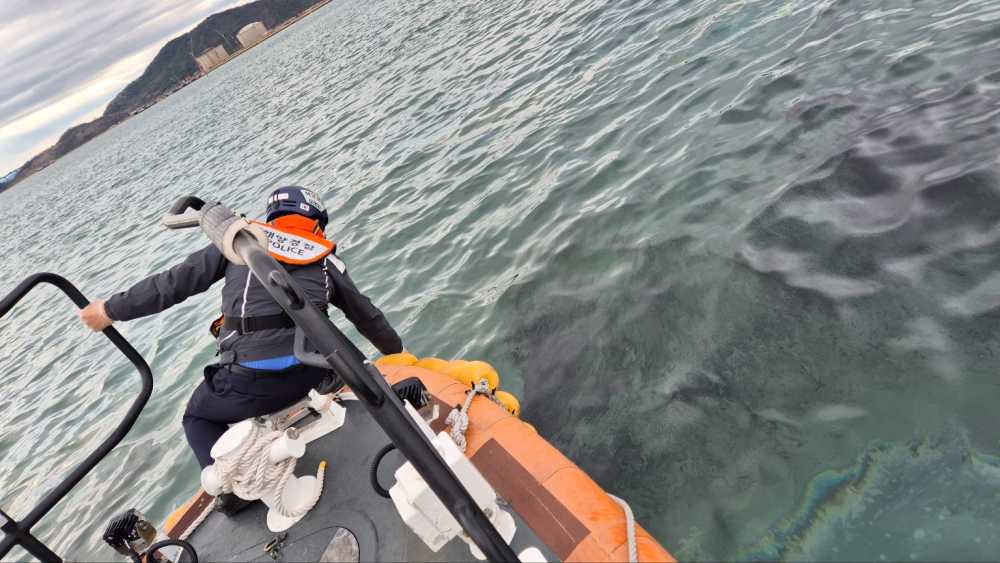 ▲ 여수해경 광양파출소 연안구조정이 방제중인 사진 ⓒ여수해양경찰서