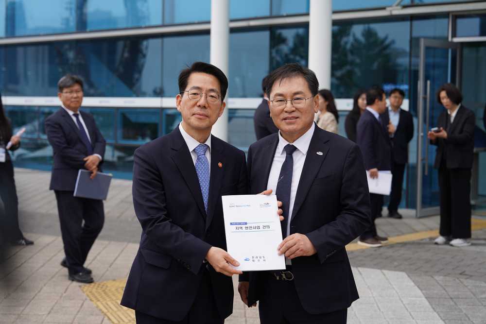 ▲ 4월 1일 여수를 방문한 황종우 해수부 장관에게 해양관광 및 수산분야 주요 현안사업에 대한 정부 지원을 건의했다. ⓒ여수시