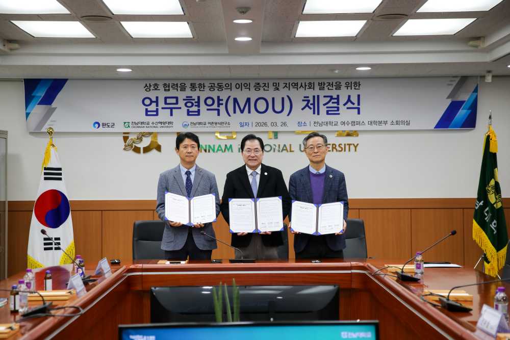 ▲사진 왼쪽부터 이기수 전남대 수산해양대학장, 신우철 완도군수, 최상덕 전남대 여촌양식연구소장.  ⓒ전남대학교 수산해양대학