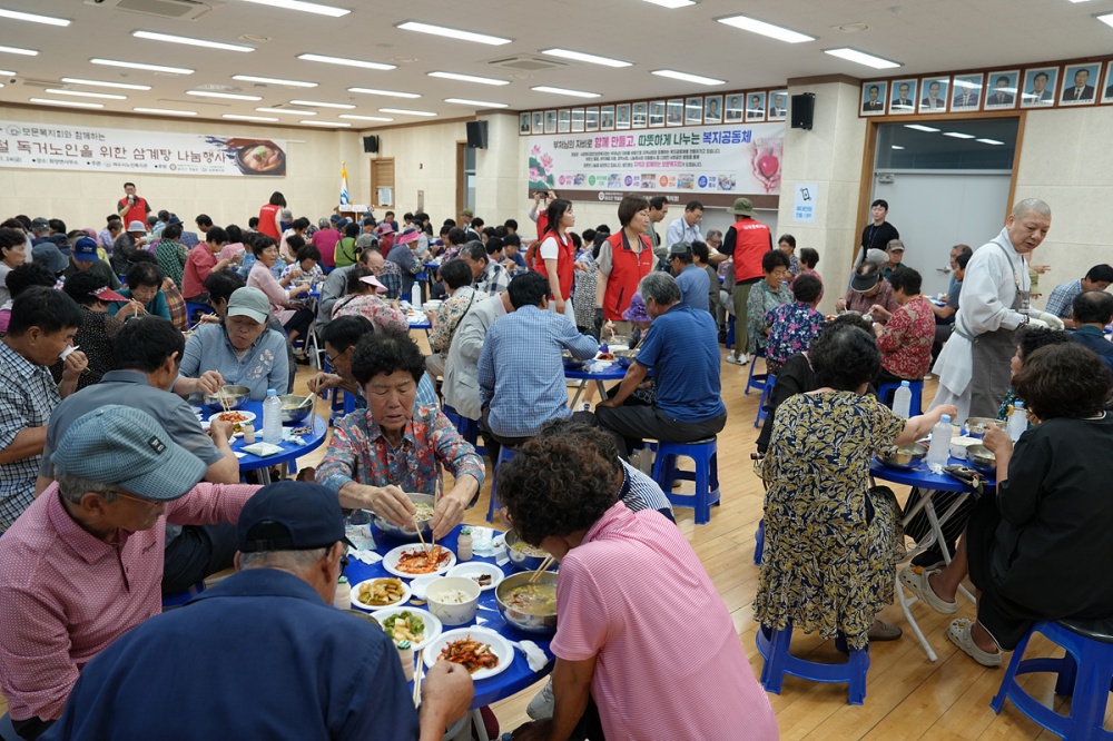 ▲향일암·사회복지법인 보문복지회가 후원하고 여수시노인복지관이 주관한 ‘홀몸 어르신을 위한 삼계탕 나눔 행사’가 지난 24일 화양면사무소에서 열렸다. ⓒ여수시